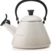 Le Creuset Fluitketel Kone - Meringue 1 Le Creuset Fluitketel Kone - Meringue -Keuken Pot 1132x1200 4