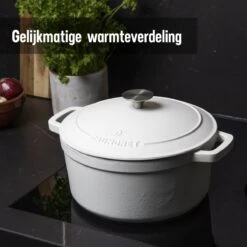 Daumonet Carême Blanc Gietijzeren Braadpan - Sudderpan Wit - Rond - Ø 26 Cm - 4,4 Liter - 100% PFAS & PFOA Vrij - Emaille - Geschikt Voor Alle Warmtebronnen - Elektrisch - Gas - Halogeen - Inductie - Keramisch - Vaatwasserbestendig 7 Daumonet Carême Blanc Gietijzeren Braadpan - Sudderpan Wit - Rond - Ø 26 Cm - 4,4 Liter - 100% PFAS & PFOA Vrij - Emaille - Geschikt Voor Alle Warmtebronnen - Elektrisch - Gas - Halogeen - Inductie - Keramisch - Vaatwasserbestendig -Keuken Pot 1200x1200 1039