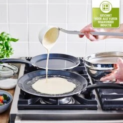 GreenPan Essentials Pannenkoekenpan 24cm - Zwart - Inductie - PFAS-vrij 9 GreenPan Essentials Pannenkoekenpan 24cm - Zwart - Inductie - PFAS-vrij -Keuken Pot 1200x1200 1113