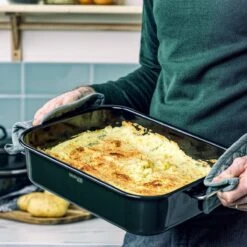 Dagelijkse Kost Door Jeroen Meus - Braadslede 39,5x28,6cm - Olijfgroen - Emaille - PFAS-vrij 8 Dagelijkse Kost Door Jeroen Meus - Braadslede 39,5x28,6cm - Olijfgroen - Emaille - PFAS-vrij -Keuken Pot 1200x1200 1242