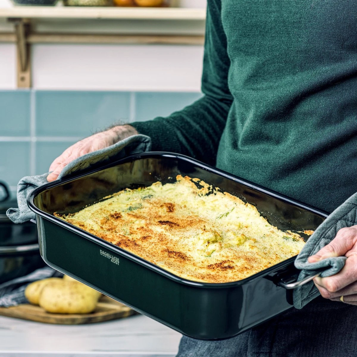 Dagelijkse kost door Jeroen Meus - braadslede 39,5x28,6cm - olijfgroen - emaille - PFAS-vrij Dagelijkse Kost Door Jeroen Meus - Braadslede 39,5x28,6cm - Olijfgroen - Emaille - PFAS-vrij -Keuken Pot 1200x1200 1242