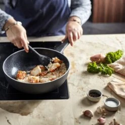 Demeyere Alu Classico 3 Wokpan – Inductie – Ceraforce Keramische Antikleeflaag – 28 Cm – PTFE En PFAS Vrij 6 Demeyere Alu Classico 3 Wokpan – Inductie – Ceraforce Keramische Antikleeflaag – 28 Cm – PTFE En PFAS Vrij -Keuken Pot 1200x1200 1299