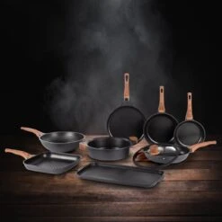 Rosmarino Black Line - Wokpan - Ø30cm - 100% PFAS & PFOA Vrij - Gegoten Aluminium - Non-stick Minerale Coating - Ergonomische Handgreep - Geschikt Voor Alle Warmtebronnen & Vaatwasser 10 Rosmarino Black Line - Wokpan - Ø30cm - 100% PFAS & PFOA Vrij - Gegoten Aluminium - Non-stick Minerale Coating - Ergonomische Handgreep - Geschikt Voor Alle Warmtebronnen & Vaatwasser -Keuken Pot 1200x1200 1460