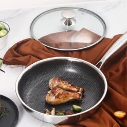 MONFORTT. Hapjespan Ø 28cm Anti-aanbaklaag 7 Lagen Staal Met Deksel 3 MONFORTT. Hapjespan Ø 28cm Anti-aanbaklaag 7 Lagen Staal Met Deksel -Keuken Pot 1200x1200 1606