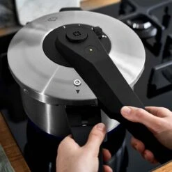 Springlane Roestvrijstalen Snelkookpan - Inductie - Pressure Cooker - 6,0 L Met Stoommand 10 Springlane Roestvrijstalen Snelkookpan - Inductie - Pressure Cooker - 6,0 L Met Stoommand -Keuken Pot 1200x1200 1744