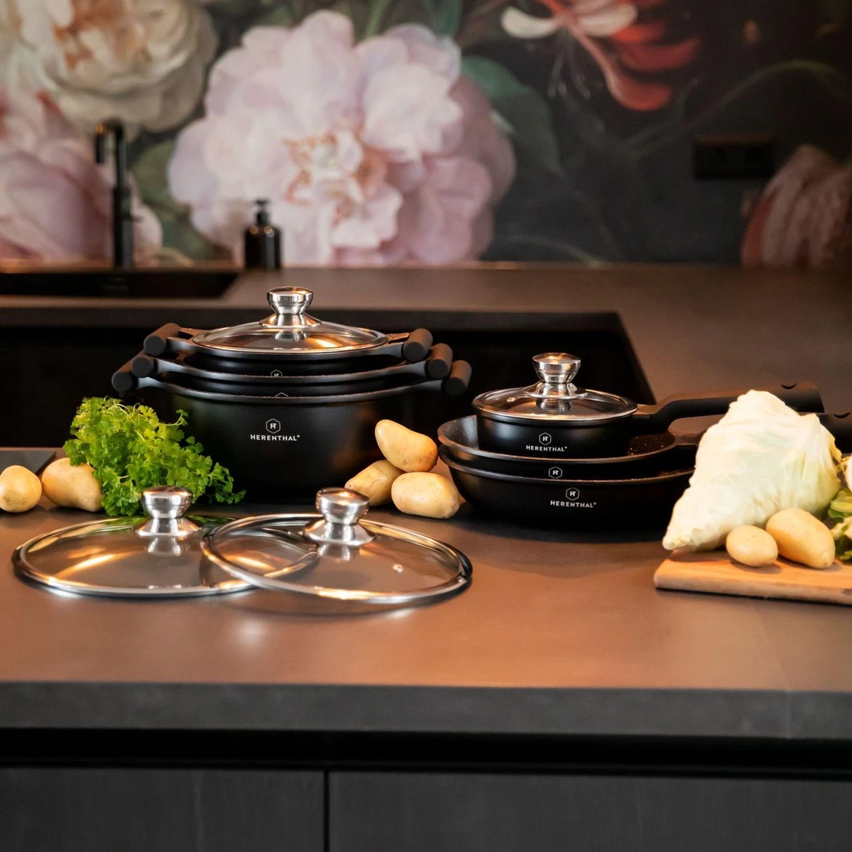 Herenthal Inductie Pannenset - Luxe 10-delige Koekenpanset - Voor alle Warmtebronnen - Met Glazen Deksels en Koudgrepen - Zwart Herenthal Inductie Pannenset - Luxe 10-delige Koekenpanset - Voor Alle Warmtebronnen - Met Glazen Deksels En Koudgrepen - Zwart -Keuken Pot 1200x1200 208