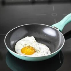 VitaVerde Expert Koekenpannenset Ø 20cm + Ø 24cm + Ø 28cm - Turquoise - Inductie - PFAS-vrij 8 VitaVerde Expert Koekenpannenset Ø 20cm + Ø 24cm + Ø 28cm - Turquoise - Inductie - PFAS-vrij -Keuken Pot 1200x1200 309