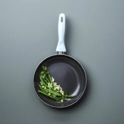 VitaVerde Expert Koekenpannenset Ø 24cm + Ø 28cm - Lichtblauw - Inductie - PFAS-vrij 9 VitaVerde Expert Koekenpannenset Ø 24cm + Ø 28cm - Lichtblauw - Inductie - PFAS-vrij -Keuken Pot 1200x1200 374