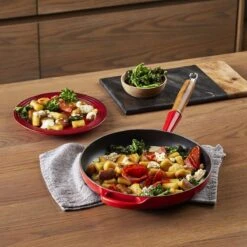 Le Creuset Koekenpan Signature Kersenrood - ø 28 Cm / 2.6 Liter - Geëmailleerde Anti-aanbaklaag 7 Le Creuset Koekenpan Signature Kersenrood - ø 28 Cm / 2.6 Liter - Geëmailleerde Anti-aanbaklaag -Keuken Pot 1200x1200 442