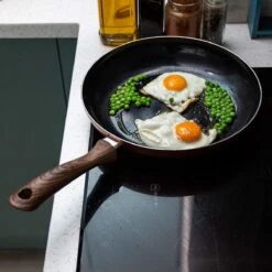 Nuovva Koperen Koekenpan - Keramische Antikleeflaag – Houten Handvat Koekenpan - Ø 24 Cm Inductie - PTFE-vrij 7 Nuovva Koperen Koekenpan - Keramische Antikleeflaag – Houten Handvat Koekenpan - Ø 24 Cm Inductie - PTFE-vrij -Keuken Pot 1200x1200 446