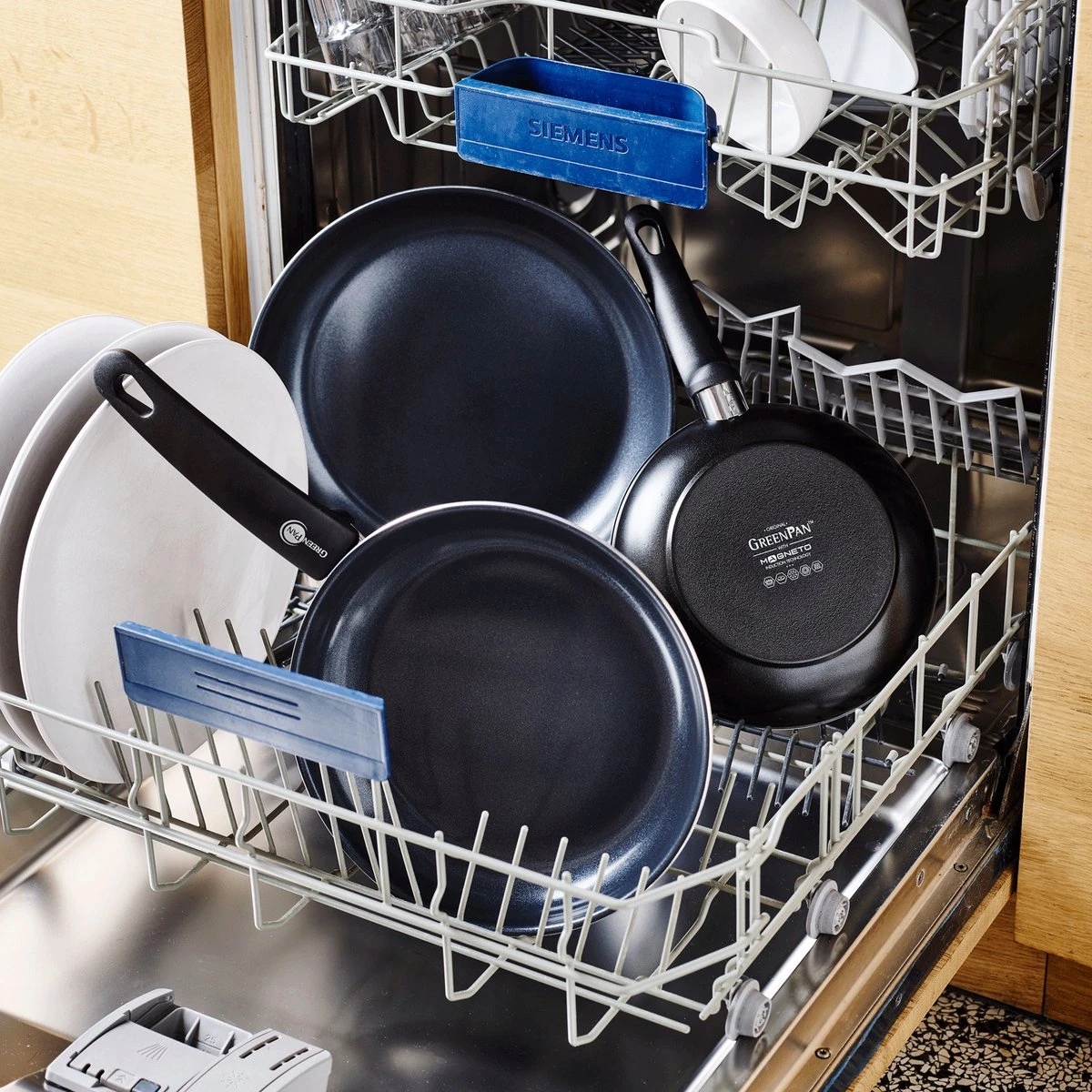 GreenPan Cambridge kookpan met deksel 24cm - zwart - inductie - PFAS-vrij GreenPan Cambridge Kookpan Met Deksel 24cm - Zwart - Inductie - PFAS-vrij -Keuken Pot 1200x1200 966