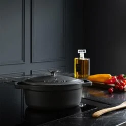 Gietijzeren Braadpan - Sudderpan Zwart Van Daumonet - Ovaal - Ø 29 Cm - 3 Liter - 100% PFAS & PFOA Vrij - Emaille - Geschikt Voor Alle Warmtebronnen - Elektrisch - Gas - Halogeen - Inductie - Keramisch - Vaatwasserbestendig 12 Gietijzeren Braadpan - Sudderpan Zwart Van Daumonet - Ovaal - Ø 29 Cm - 3 Liter - 100% PFAS & PFOA Vrij - Emaille - Geschikt Voor Alle Warmtebronnen - Elektrisch - Gas - Halogeen - Inductie - Keramisch - Vaatwasserbestendig -Keuken Pot 1200x1200 987