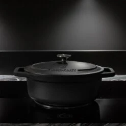 Gietijzeren Braadpan - Sudderpan Zwart Van Daumonet - Ovaal - Ø 29 Cm - 3 Liter - 100% PFAS & PFOA Vrij - Emaille - Geschikt Voor Alle Warmtebronnen - Elektrisch - Gas - Halogeen - Inductie - Keramisch - Vaatwasserbestendig 13 Gietijzeren Braadpan - Sudderpan Zwart Van Daumonet - Ovaal - Ø 29 Cm - 3 Liter - 100% PFAS & PFOA Vrij - Emaille - Geschikt Voor Alle Warmtebronnen - Elektrisch - Gas - Halogeen - Inductie - Keramisch - Vaatwasserbestendig -Keuken Pot 1200x1200 988