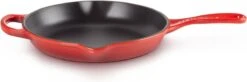 Le Creuset - Gietijzeren Ronde Skillet In Kersenrood 23cm -Keuken Pot 1200x397 1