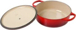 Le Creuset - Gietijzeren - Lage Braadpan - 24cm - Kersenrood 19 Le Creuset - Gietijzeren - Lage Braadpan - 24cm - Kersenrood -Keuken Pot 1200x478