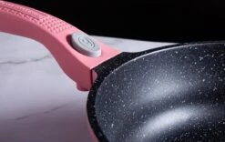 Royalty Line Inductie Pannenset - Luxe 14-delige Pannenset Marmeren Coating - Pannen Met Afneembare Handvaten - Oven-Ready - PFAS-Vrij - Voor Alle Warmtebronnen - Afneembare Koudgrepen - Antiaanbaklaag - Koekenpan Met Glazen Deksels - Roze -Keuken Pot 1200x757 13