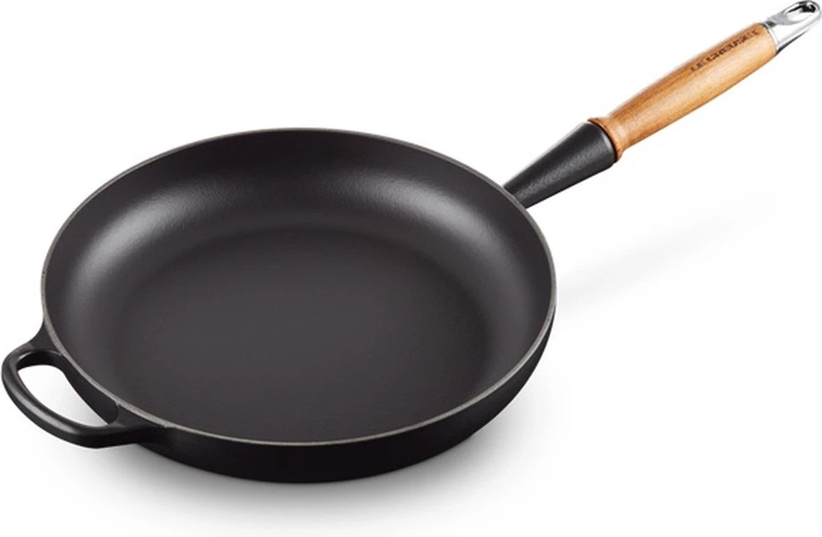 Le Creuset Koekenpan Signature Mat Zwart - ø 28 cm / 2.6 Liter - Geëmailleerde anti-aanbaklaag Le Creuset Koekenpan Signature Mat Zwart - ø 28 Cm / 2.6 Liter - Geëmailleerde Anti-aanbaklaag -Keuken Pot 1200x784 3