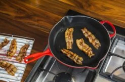 Le Creuset - Gietijzeren Ronde Skillet In Kersenrood 23cm -Keuken Pot 1200x787 4