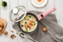 Swiss Pro+ | Set 14 Delige Pannenset | Inductie - Pannensets - Glazen Deksel - Met Afneembare Handgreep - Marmeren Interieur -PFAS-vrij | Pink 8 Swiss Pro+ | Set 14 Delige Pannenset | Inductie - Pannensets - Glazen Deksel - Met Afneembare Handgreep - Marmeren Interieur -PFAS-vrij | Pink -Keuken Pot 1200x799 146