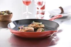 Le Creuset - Gietijzeren Ronde Skillet In Kersenrood 23cm -Keuken Pot 1200x799 153