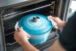 Nuovva Gietijzeren Braadpan Antiaanbaklaag Met Deksel - Sudderpan Blauw - Rond - Ø24 Cm - 4,7 Liter - 100% PFAS & PFOA Vrij - Geschikt Voor Alle Warmtebronnen - Elektrisch - Gas - Halogeen - Inductie – Keramisch -Keuken Pot 1200x800 188