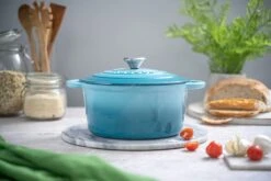 Nuovva Gietijzeren Braadpan Antiaanbaklaag Met Deksel - Sudderpan Blauw - Rond - Ø24 Cm - 4,7 Liter - 100% PFAS & PFOA Vrij - Geschikt Voor Alle Warmtebronnen - Elektrisch - Gas - Halogeen - Inductie – Keramisch -Keuken Pot 1200x800 189