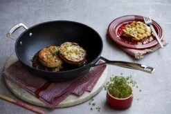 Le Creuset Wokpan - Met Steel - Les Forgées TNS - ø 26 Cm / 3.4 Liter - Standaard Anti-aanbaklaag 4 Le Creuset Wokpan - Met Steel - Les Forgées TNS - ø 26 Cm / 3.4 Liter - Standaard Anti-aanbaklaag -Keuken Pot 1200x800 235