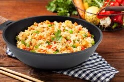 Rosmarino Black Line - Wokpan - Ø30cm - 100% PFAS & PFOA Vrij - Gegoten Aluminium - Non-stick Minerale Coating - Ergonomische Handgreep - Geschikt Voor Alle Warmtebronnen & Vaatwasser 6 Rosmarino Black Line - Wokpan - Ø30cm - 100% PFAS & PFOA Vrij - Gegoten Aluminium - Non-stick Minerale Coating - Ergonomische Handgreep - Geschikt Voor Alle Warmtebronnen & Vaatwasser -Keuken Pot 1200x800 250