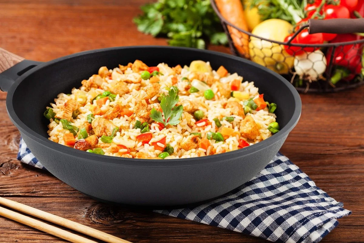 Rosmarino Black Line - wokpan - Ø30cm - 100% PFAS & PFOA vrij - gegoten aluminium - non-stick minerale coating - ergonomische handgreep - geschikt voor alle warmtebronnen & vaatwasser Rosmarino Black Line - Wokpan - Ø30cm - 100% PFAS & PFOA Vrij - Gegoten Aluminium - Non-stick Minerale Coating - Ergonomische Handgreep - Geschikt Voor Alle Warmtebronnen & Vaatwasser -Keuken Pot 1200x800 250