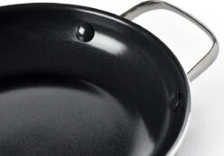 Dagelijkse Kost Door Jeroen Meus - Koekenpan ø24cm - Inductie - Anti-aanbak - PFAS-vrij 7 Dagelijkse Kost Door Jeroen Meus - Koekenpan ø24cm - Inductie - Anti-aanbak - PFAS-vrij -Keuken Pot 1200x839