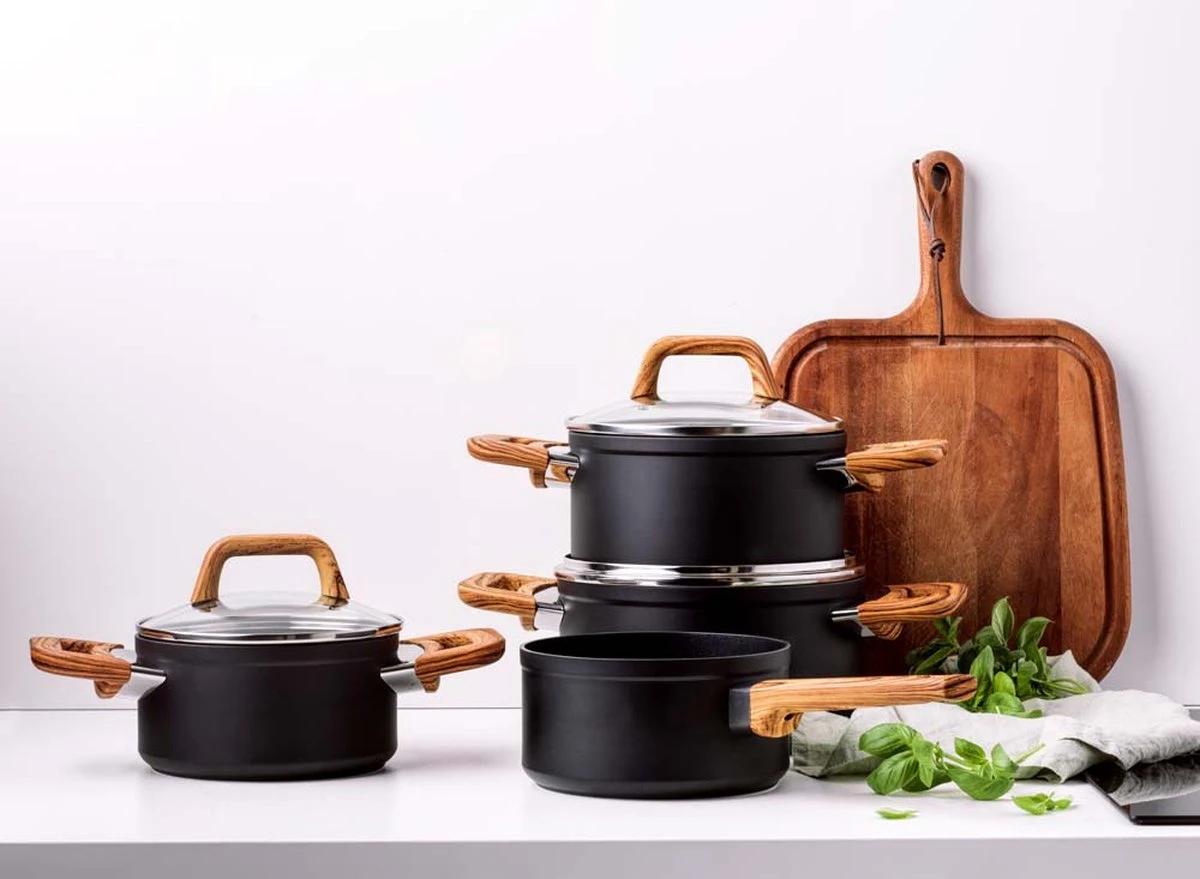 Gero Mark kookpannenset - 4-delig - zwart - houtlook grepen - inductie - PFAS-vrij Gero Mark Kookpannenset - 4-delig - Zwart - Houtlook Grepen - Inductie - PFAS-vrij -Keuken Pot 1200x879 1