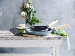 GreenPan Mayflower Koekenpannenset Ø 20cm + Ø 24cm + 1 Accessoire - Lichtblauw - Inductie - PFAS-vrij -Keuken Pot 1200x899 14