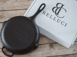Belluci - Ø26cm - Koekenpan - Skillet + Deksel Geëmailleerde Gietijzeren Pan Voor BBQ En Inductie Incl. Accessoires - Hapjespan - Braadpan -Keuken Pot 1200x899 24