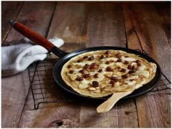 Staub Flensjespan - Houten Steel - 28 Cm - Zwart 7 Staub Flensjespan - Houten Steel - 28 Cm - Zwart -Keuken Pot 1200x901 10