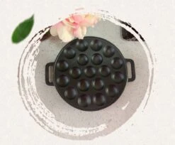 YUGN BLACK Poffertjespan Poffertjesmaker 6 Delige Set - 19 Poffertjes Incl Doseerfles Kwast Poffertjesvork Siliconen Ovenwanten - Platte Onderkant Poffertjespan Inductie Poffertjespan Elektrisch - Cadeau Tip -Keuken Pot 1200x993 2