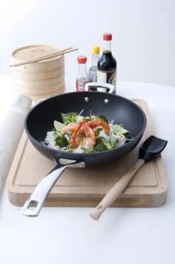 Le Creuset Wokpan - Met Steel - Les Forgées TNS - ø 26 Cm / 3.4 Liter - Standaard Anti-aanbaklaag 3 Le Creuset Wokpan - Met Steel - Les Forgées TNS - ø 26 Cm / 3.4 Liter - Standaard Anti-aanbaklaag -Keuken Pot 799x1200 17