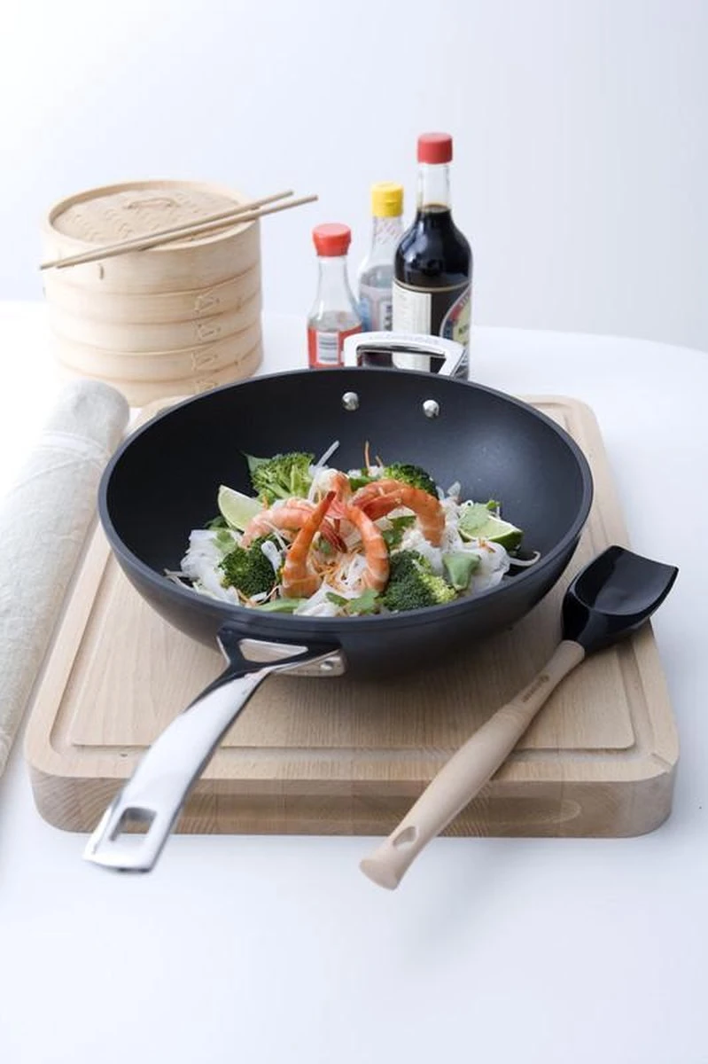 Le Creuset Wokpan - met steel - Les Forgées TNS - ø 26 cm / 3.4 Liter - Standaard anti-aanbaklaag Le Creuset Wokpan - Met Steel - Les Forgées TNS - ø 26 Cm / 3.4 Liter - Standaard Anti-aanbaklaag -Keuken Pot 799x1200 17