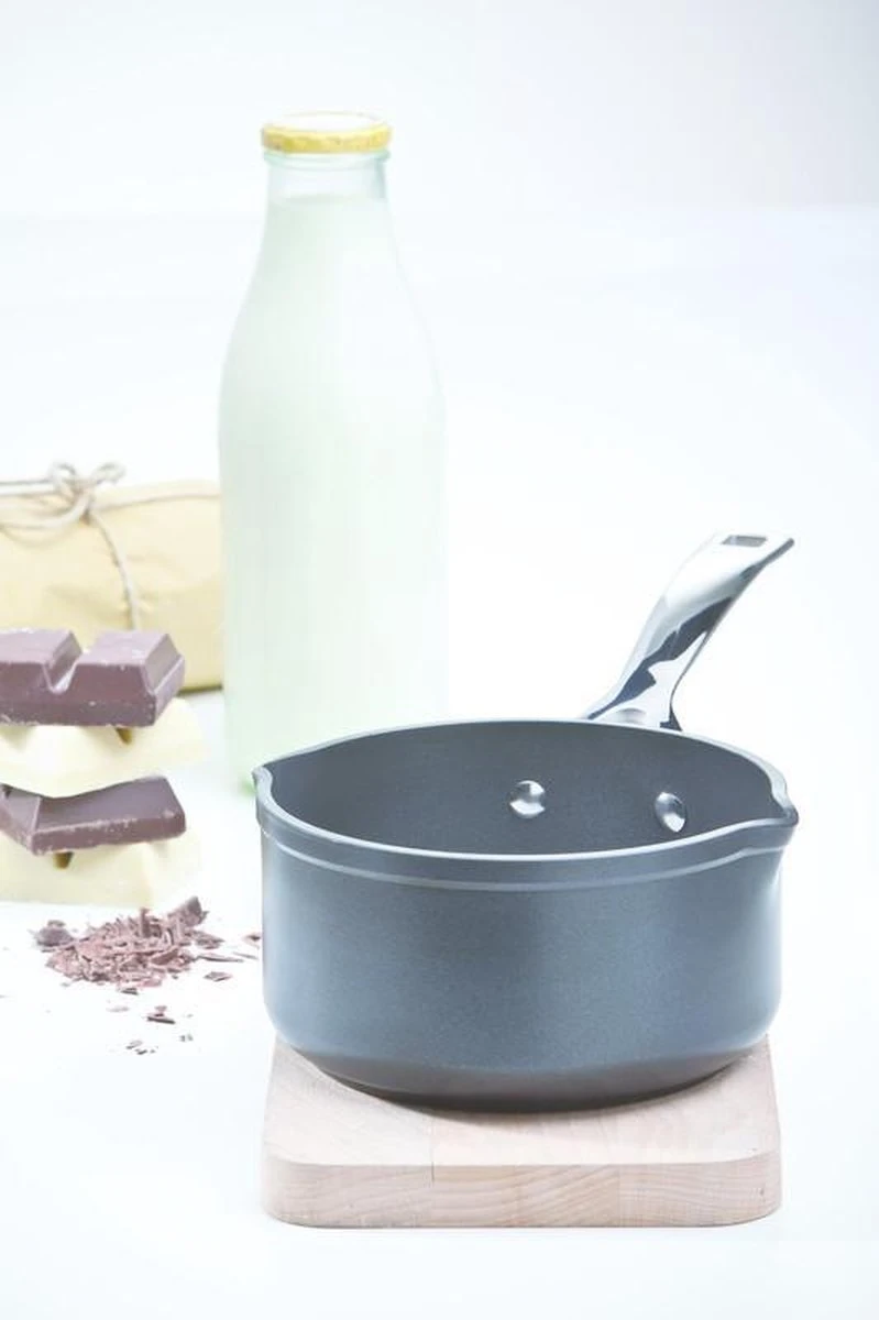 Le Creuset Steelpan - 2 schenktuiten - Les Forgées TNS - ø 16 cm / 1.6 Liter Le Creuset Steelpan - 2 Schenktuiten - Les Forgées TNS - ø 16 Cm / 1.6 Liter -Keuken Pot 799x1200 24