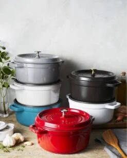 Staub Ronde Braadpan - Ø28 Cm - Zwart 7 Staub Ronde Braadpan - Ø28 Cm - Zwart -Keuken Pot 960x1200 3